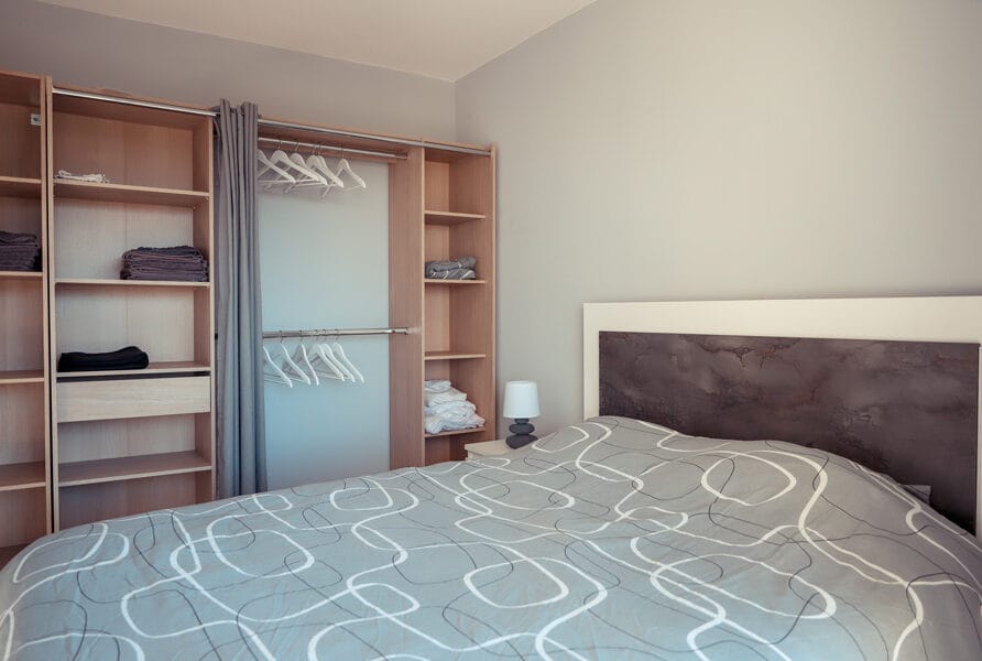 appart_vue_grande_chambre_dressing - location appartement frejus