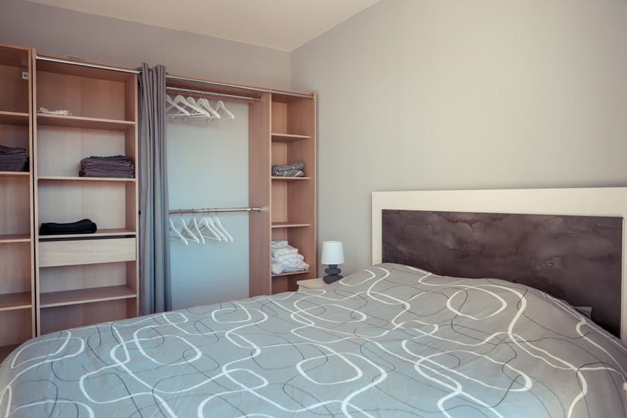 appart_vue_grande_chambre_dressing - location appartement frejus