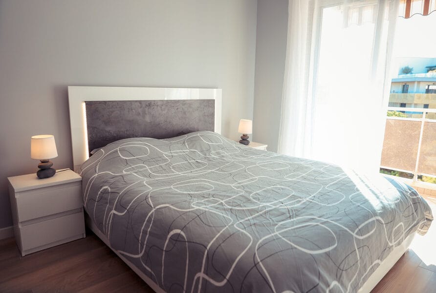 appart_vue_grande_chambre_lit - location appartement frejus