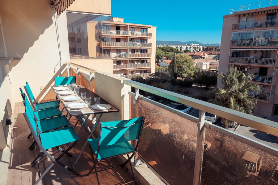 appart_vue_terrasse - location appartement De plus, vous serez accueilli chaleureusement par notre équipe de conciergerie, qui se tient à votre disposition tout au long de votre séjour pour répondre à vos besoins et vous offrir un service personnalisé.frejus